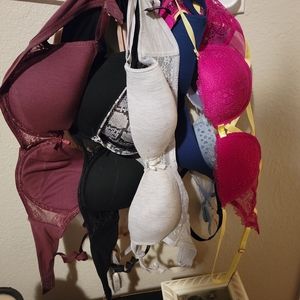 6- 34C Sofra tshirt bras & 3- 34C assorted misc print bras. Sold as bunch 9 tot.